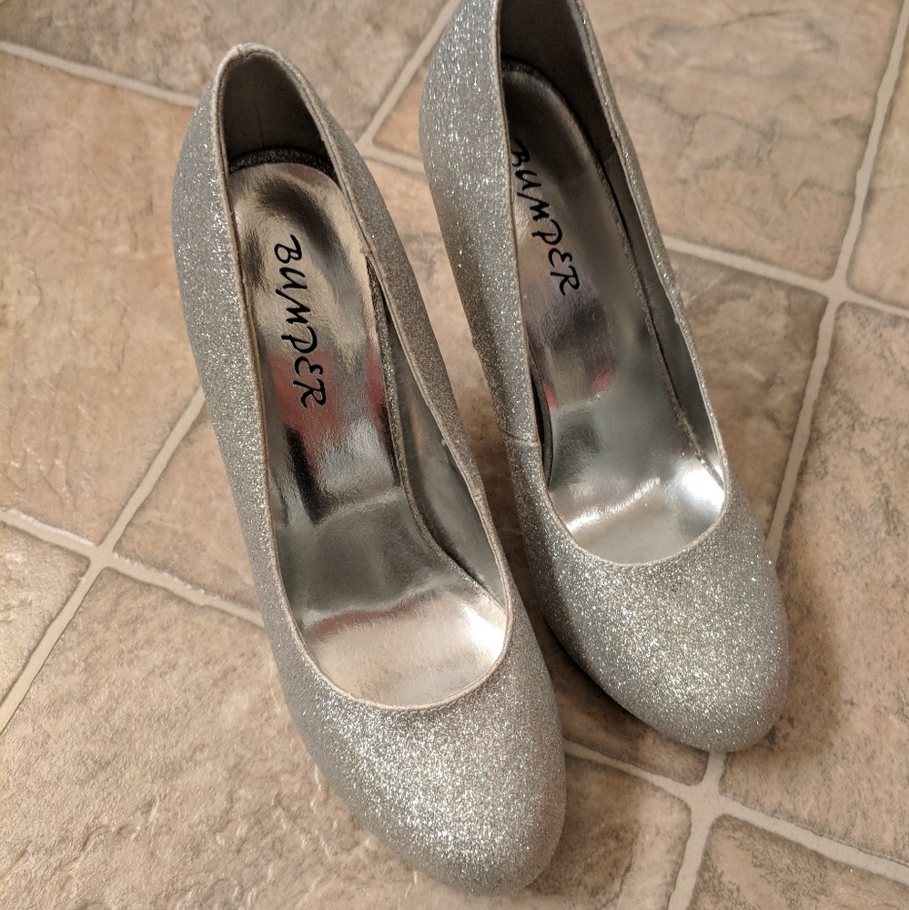Silver Heels - Picture 4 of 4